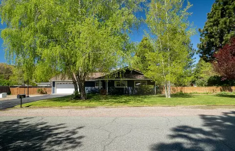 1421 Crescent Dr, Mount Shasta, CA 96067