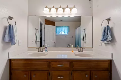 Bath - 1911 Mary Lake Dr, Redding, CA 96001 photo 1 of 4