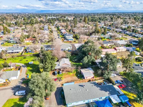 View/Area - 3311 Bechelli Ln, Redding, CA 96002 photo 4 of 8