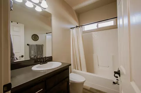 Bath - 12866 Gardenia Ave, Red Bluff, CA 96080 photo 5 of 5