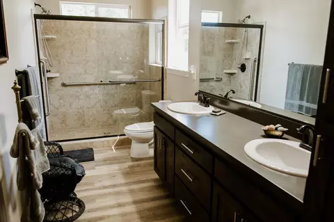 Bath - 12866 Gardenia Ave, Red Bluff, CA 96080 photo 3 of 5
