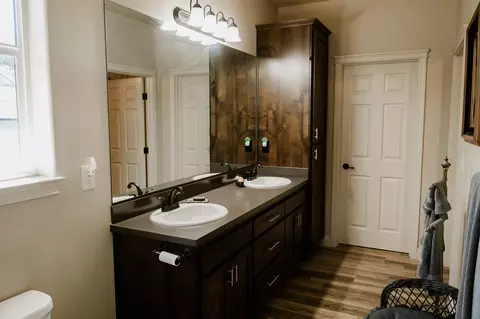 Bath - 12866 Gardenia Ave, Red Bluff, CA 96080 photo 2 of 5