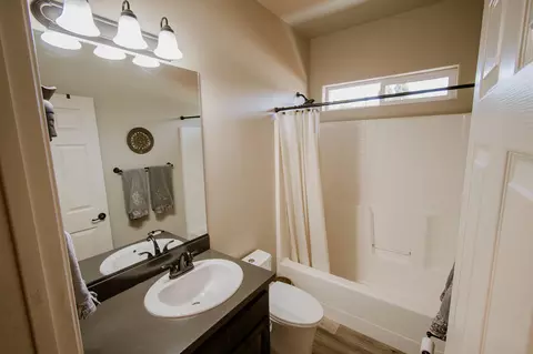 Bath - 12866 Gardenia Ave, Red Bluff, CA 96080 photo 4 of 5