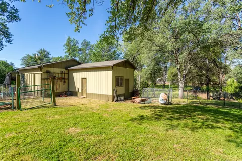 Exterior - 21083 Oak Knoll Rd, Redding, CA 96003 photo 7 of 16