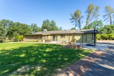 Exterior - 21083 Oak Knoll Rd, Redding, CA 96003 photo 5 of 16