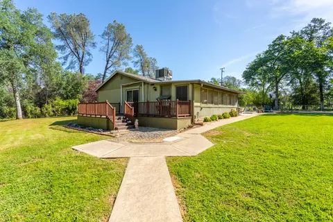 Exterior - 21083 Oak Knoll Rd, Redding, CA 96003 photo 4 of 16