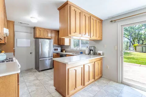 Kitchen - 21083 Oak Knoll Rd, Redding, CA 96003 photo 1 of 3