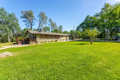 Exterior - 21083 Oak Knoll Rd, Redding, CA 96003 photo 6 of 16