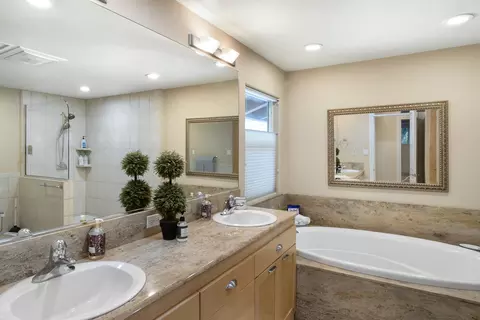 Bath - 840 Hallmark Dr, Redding, CA 96001 photo 3 of 6