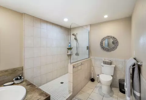 Bath - 840 Hallmark Dr, Redding, CA 96001 photo 4 of 6