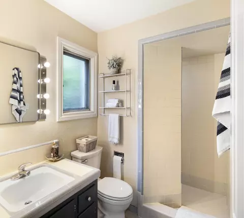 Bath - 840 Hallmark Dr, Redding, CA 96001 photo 2 of 6