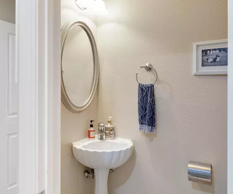 Bath - 840 Hallmark Dr, Redding, CA 96001 photo 1 of 6