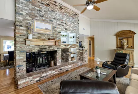 Living - 840 Hallmark Dr, Redding, CA 96001 photo 2 of 5