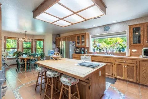 3360 Pioneer Ln, Redding, CA 96001 photo 6