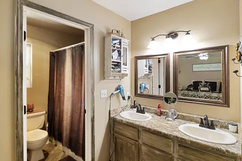 Bath - 5840 Constitution Way, Redding, CA 96003 photo 1 of 2