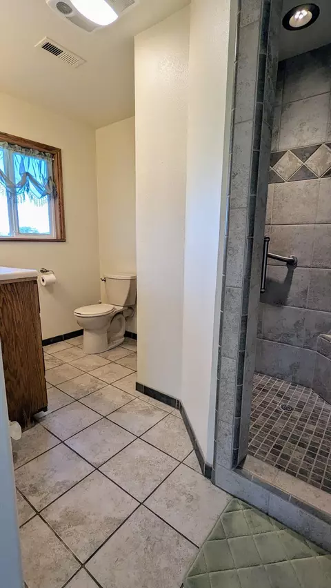 Bath - 14565 Carriage Ln, Red Bluff, CA 96080 photo 2 of 4