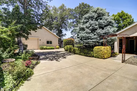 Exterior - 3370 Heritagetown Dr, Redding, CA 96002 photo 8 of 19