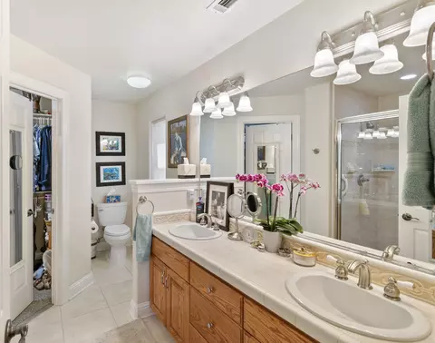 Bath - 3370 Heritagetown Dr, Redding, CA 96002 photo 2 of 5