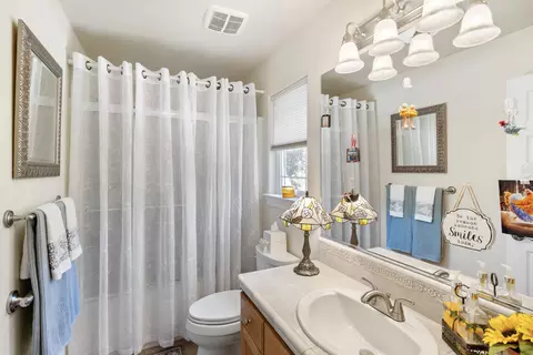 Bath - 3370 Heritagetown Dr, Redding, CA 96002 photo 1 of 5