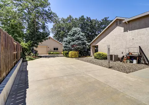 Exterior - 3370 Heritagetown Dr, Redding, CA 96002 photo 6 of 19