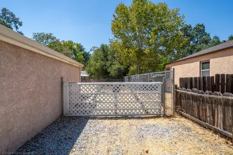 Exterior - 5370 Rosswood Ln, Redding, CA 96001 photo 13 of 16