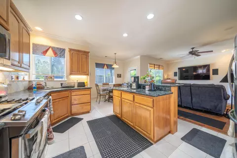 1395 Madewood Ln, Redding, CA 96002