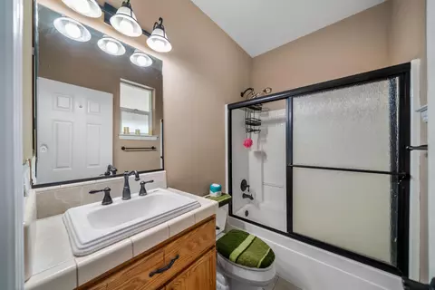 Bath - 19880 Holstein Ln, Redding, CA 96002 photo 6 of 6