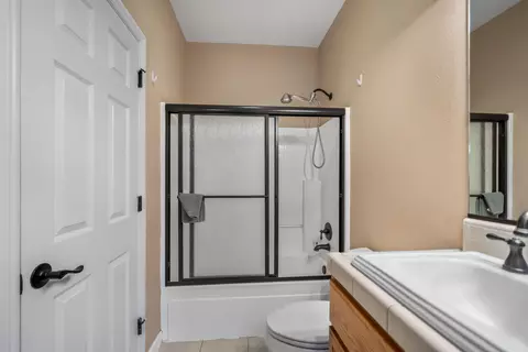 Bath - 19880 Holstein Ln, Redding, CA 96002 photo 4 of 6
