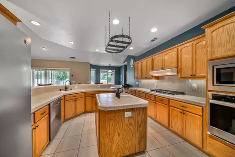 Kitchen - 19880 Holstein Ln, Redding, CA 96002 photo 4 of 7