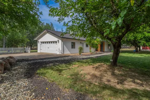 20973 Yogi Bear Ln, Redding, CA 96003
