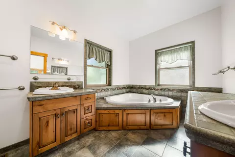 Bath - 707 Quail Ct, Mccloud, CA 96057 photo 1 of 2