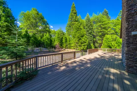 Exterior - 707 Quail Ct, Mccloud, CA 96057 photo 4 of 9