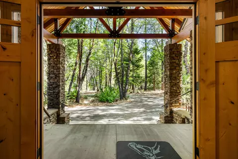 Entry Way - 707 Quail Ct, Mccloud, CA 96057 photo 2 of 3