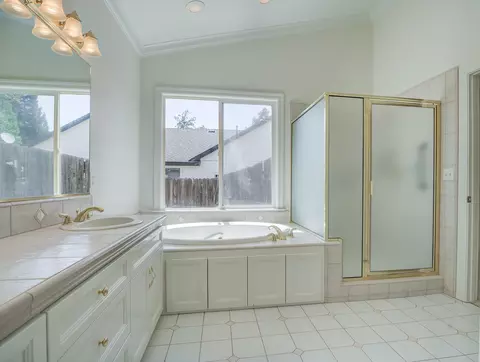 Bath - 2760 Pacific Ave, Redding, CA 96002 photo 3 of 3