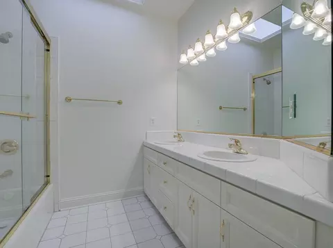 Bath - 2760 Pacific Ave, Redding, CA 96002 photo 1 of 3