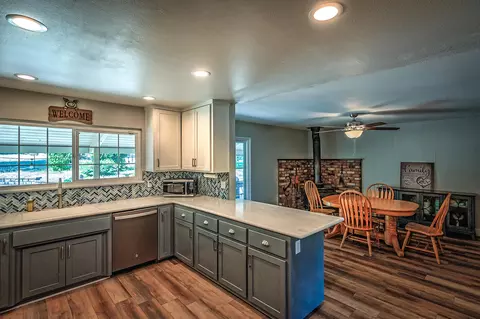 8410 Valley View Rd, Redding, CA 96001 photo 3