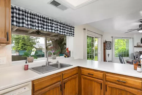 Kitchen - 910 Golden Heights Ct, Redding, CA 96003 photo 3 of 4
