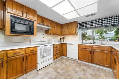 Kitchen - 910 Golden Heights Ct, Redding, CA 96003 photo 1 of 4