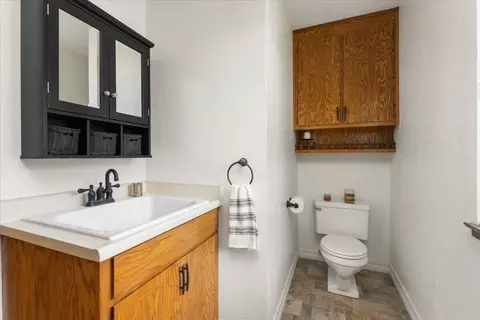 Bath - 910 Golden Heights Ct, Redding, CA 96003 photo 3 of 4