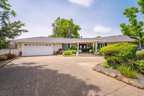 910 Golden Heights Ct, Redding, CA 96003