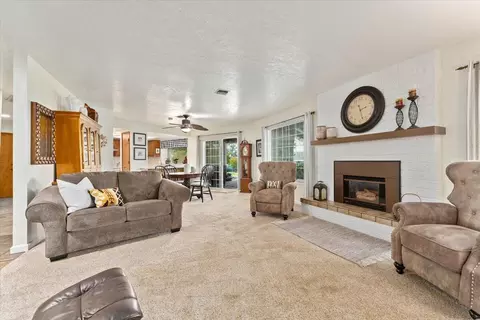 Living - 910 Golden Heights Ct, Redding, CA 96003 photo 2 of 3