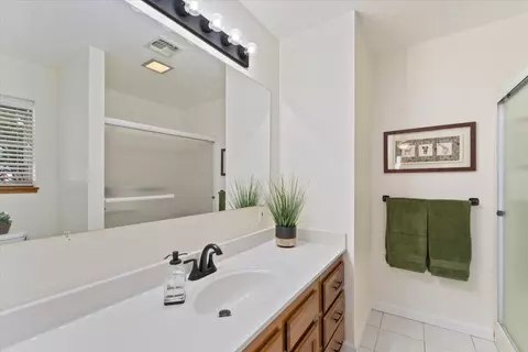 Bath - 910 Golden Heights Ct, Redding, CA 96003 photo 2 of 4