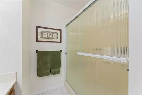 Bath - 910 Golden Heights Ct, Redding, CA 96003 photo 4 of 4