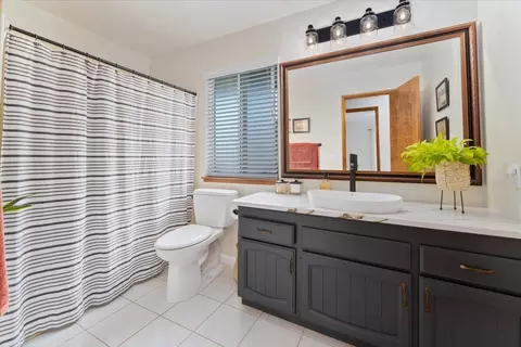 Bath - 910 Golden Heights Ct, Redding, CA 96003 photo 1 of 4