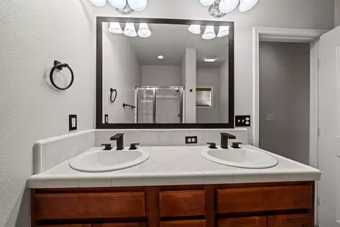 Bath - 3180 Sinaloa Trl, Redding, CA 96002 photo 2 of 4
