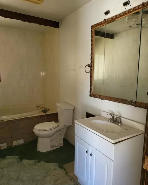 Bath - 19989 Sunnyview Dr, Redding, CA 96003 photo 3 of 8