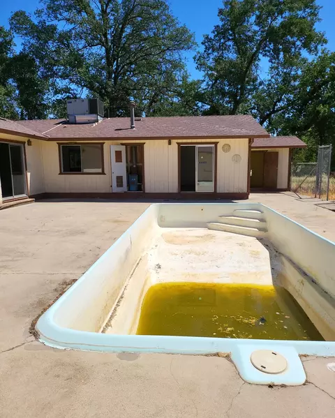 Exterior - 19989 Sunnyview Dr, Redding, CA 96003 photo 5 of 7