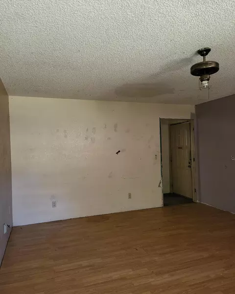 Living - 19989 Sunnyview Dr, Redding, CA 96003 photo 3 of 6