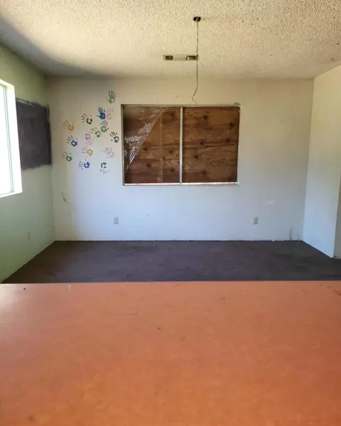 Living - 19989 Sunnyview Dr, Redding, CA 96003 photo 2 of 6