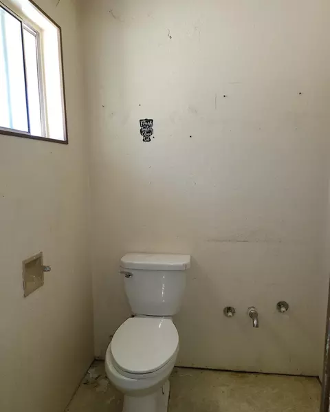 Bath - 19989 Sunnyview Dr, Redding, CA 96003 photo 1 of 8
